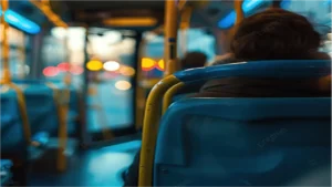 إتيكيت الجلوس في المواصلات العامة يبرز أهمية احترام المسنين ويعكس سلوك المجتمع في الأماكن العامة